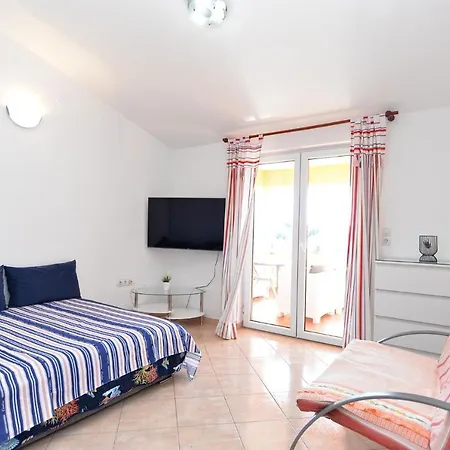 Apartman With A Parking Space - 21036